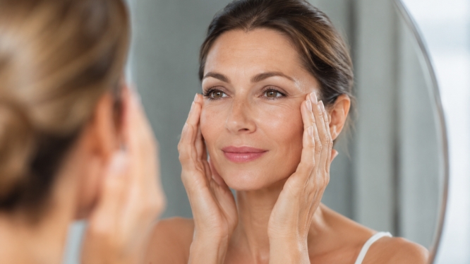 Stirnfalten & Augenfalten vorbeugen: Die besten Anti-Aging-Tipps ab 30